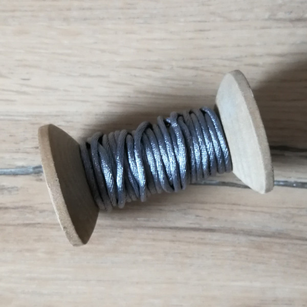 1 Meter Fädelschnur / Nylonschnur 1mm Grau